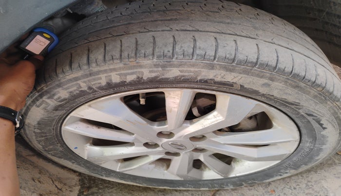 2019 Mahindra XUV300 W8 1.5 DIESEL, Diesel, Manual, 1,41,342 km, tyre