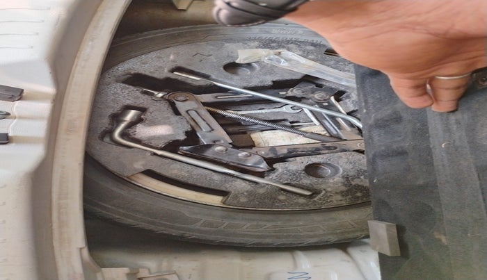 2019 Mahindra XUV300 W8 1.5 DIESEL, Diesel, Manual, 1,41,342 km, tyre