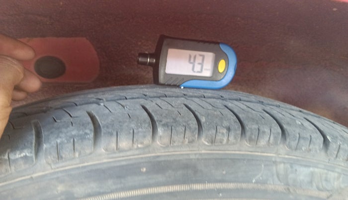 2011 Hyundai i10 ERA 1.1, Petrol, Manual, 1,06,000 km, tyre