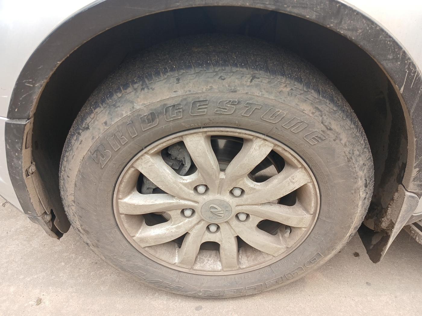 2016 Mahindra XUV500 W10, Diesel, Manual, 1,05,000 km, tyre