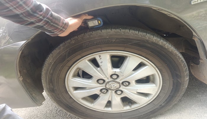 2011 Toyota Innova V 2.5 7 STR, Diesel, Manual, 1,67,029 km, tyre