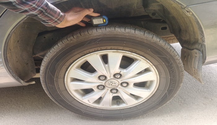 2011 Toyota Innova V 2.5 7 STR, Diesel, Manual, 1,67,029 km, tyre