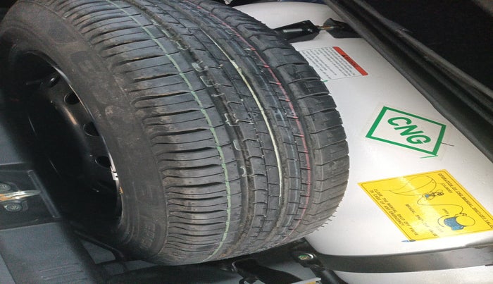 2023 Maruti Swift VXI CNG, Petrol, Manual, 44,261 km, tyre