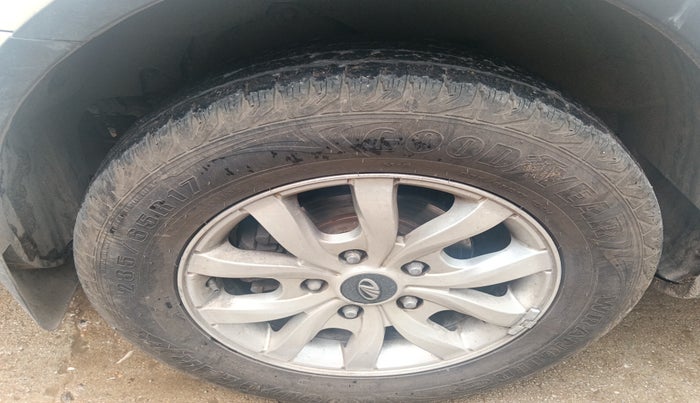 2017 Mahindra XUV500 W10, Diesel, Manual, 3,33,506 km, tyre