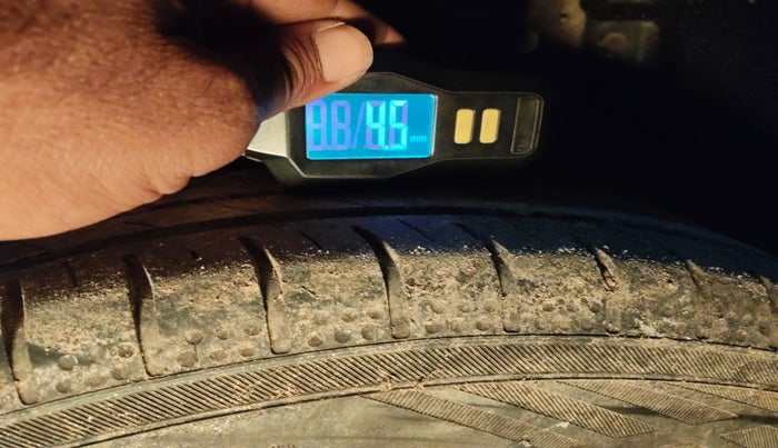 2011 Volkswagen Polo COMFORTLINE 1.2L, Diesel, Manual, 1,01,160 km, tyre