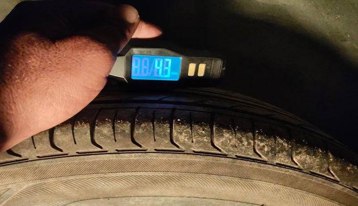 2011 Volkswagen Polo COMFORTLINE 1.2L, Diesel, Manual, 1,01,160 km, tyre