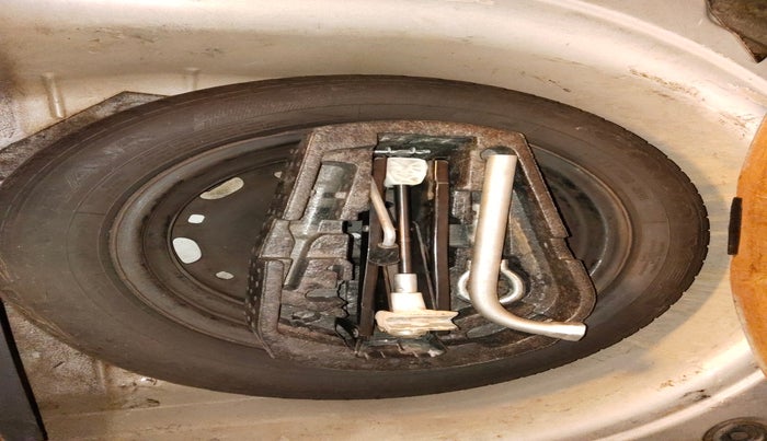 2011 Volkswagen Polo COMFORTLINE 1.2L, Diesel, Manual, 1,01,160 km, tyre