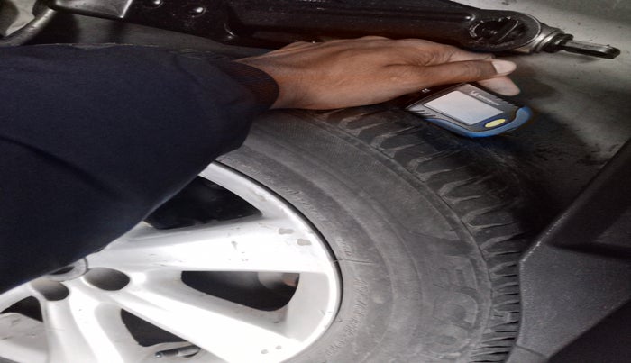 2010 Toyota Corolla Altis G PETROL, Petrol, Manual, 84,254 km, tyre