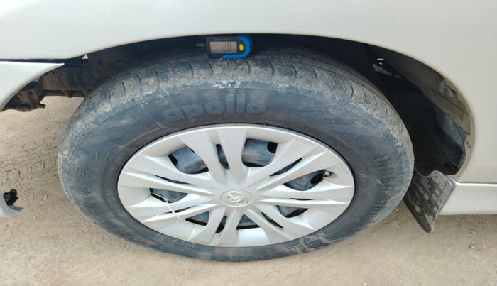 2013 Toyota Innova 2.5 GX 8 STR, Diesel, Manual, 2,67,925 km, tyre