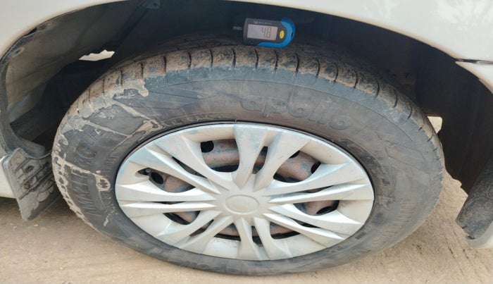 2013 Toyota Innova 2.5 GX 8 STR, Diesel, Manual, 2,67,925 km, tyre