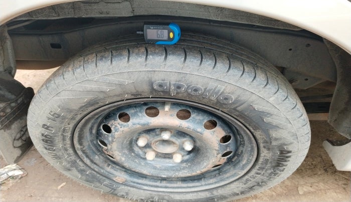 2013 Toyota Innova 2.5 GX 8 STR, Diesel, Manual, 2,67,925 km, tyre