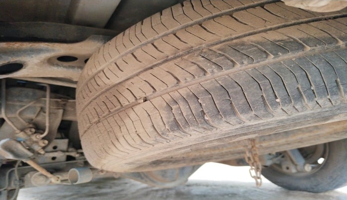 2013 Toyota Innova 2.5 GX 8 STR, Diesel, Manual, 2,67,925 km, tyre