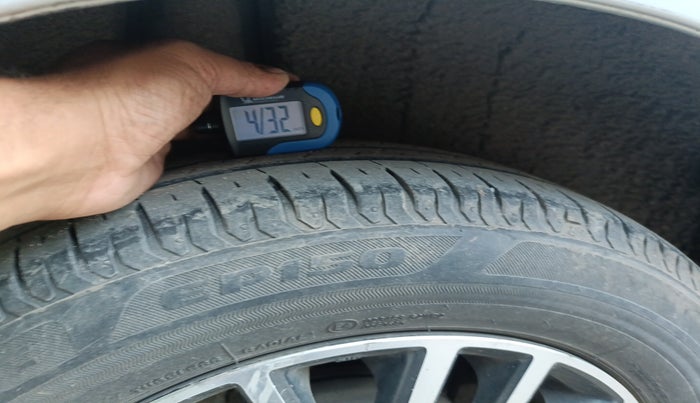 2017 Maruti Dzire ZDI PLUS AMT, Diesel, Automatic, 1,11,513 km, tyre