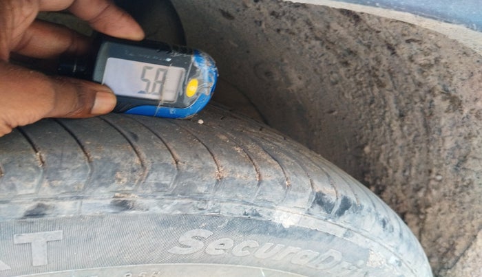 2024 MG HECTOR PLUS Select Pro 1.5 MT 7 STR, Petrol, Manual, 26,670 km, tyre