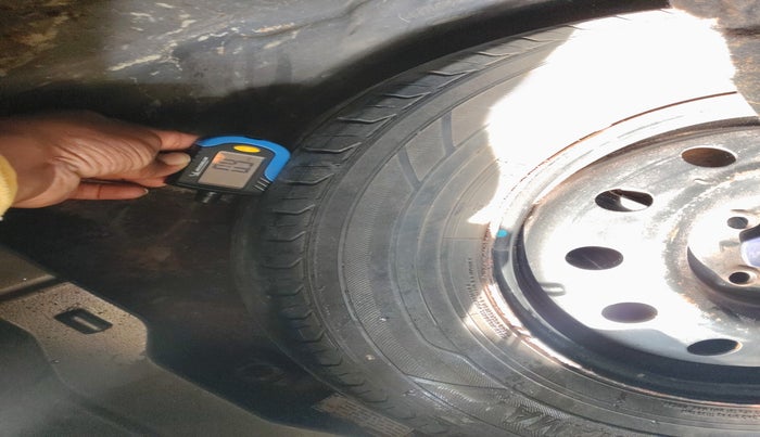 2017 Maruti Dzire VDI, Diesel, Manual, 1,76,794 km, tyre