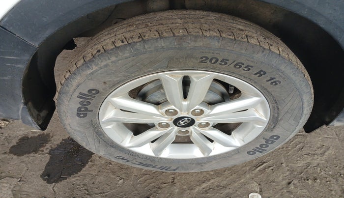 2016 Hyundai Creta SX 1.6 DIESEL, Diesel, Manual, 1,00,018 km, tyre