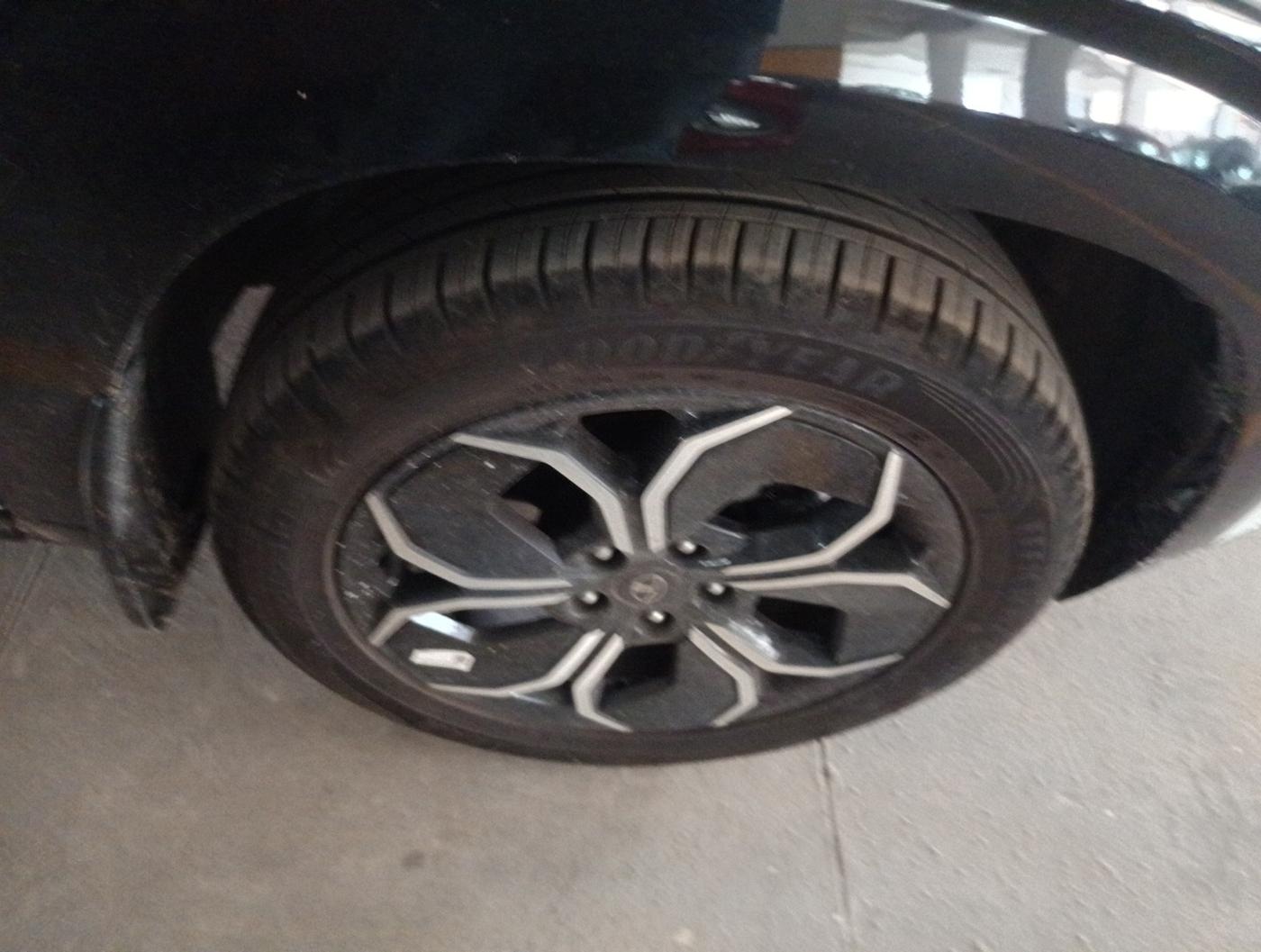2025 Tata Curvv Accomplished Plus A 1.2 Hyperion GDI Petrol 6MT, Petrol, Manual, 6,000 km, tyre