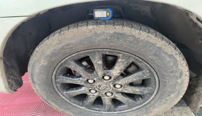 2015 Toyota Innova 2.5 VX 7 STR, Diesel, Manual, 2,38,256 km, tyre