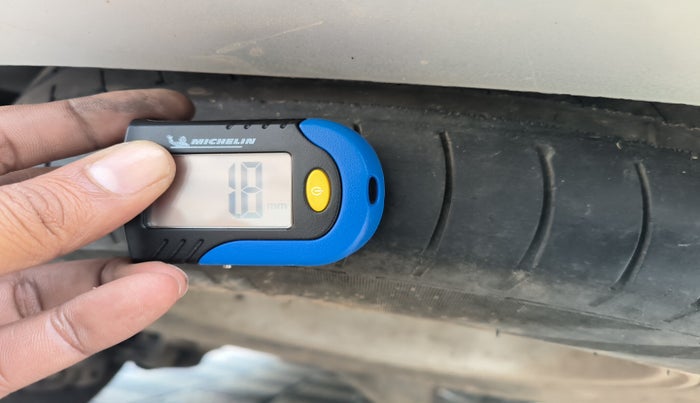 2015 Toyota Innova 2.5 VX 7 STR, Diesel, Manual, 2,38,256 km, tyre