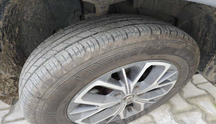 2018 Renault Duster RXL PETROL, Petrol, Manual, 68,840 km, tyre