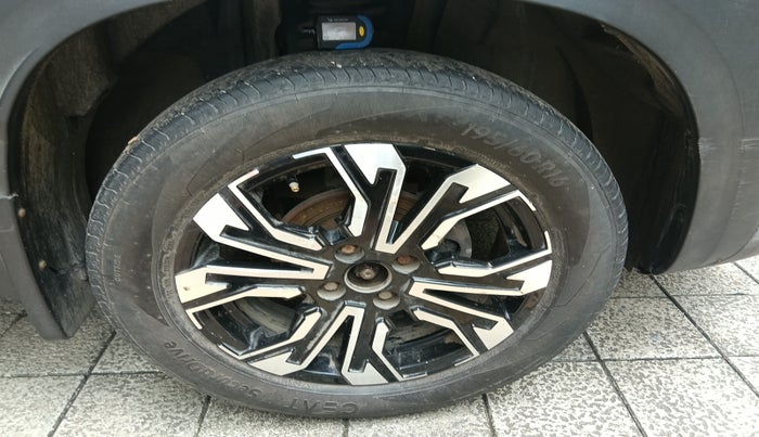 2023 Renault Kiger RXZ AMT, Petrol, Automatic, 28,123 km, tyre