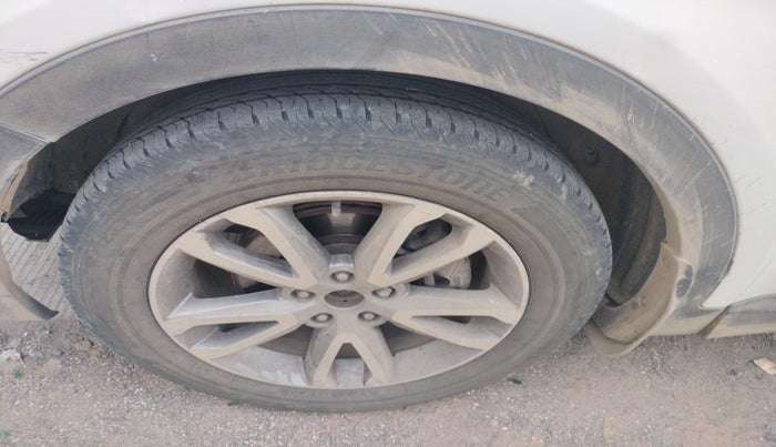 2014 Hyundai Santa Fe 2 WD AT, Diesel, Automatic, 1,53,159 km, tyre