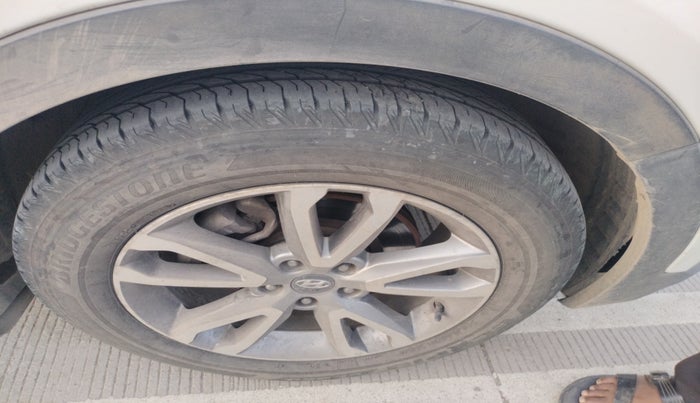 2014 Hyundai Santa Fe 2 WD AT, Diesel, Automatic, 1,53,159 km, tyre