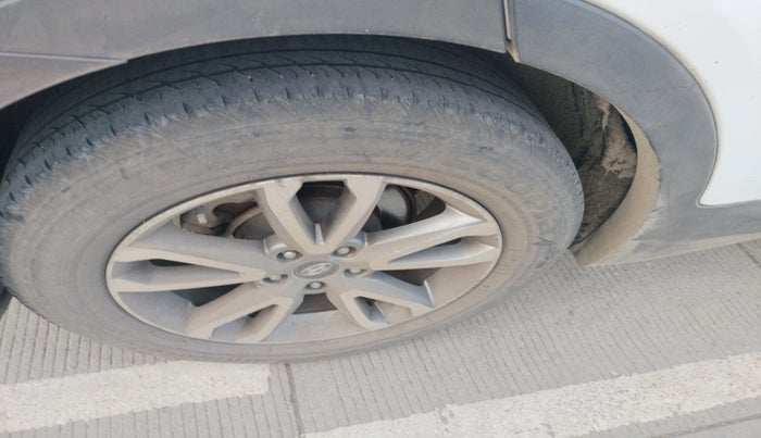 2014 Hyundai Santa Fe 2 WD AT, Diesel, Automatic, 1,53,159 km, tyre