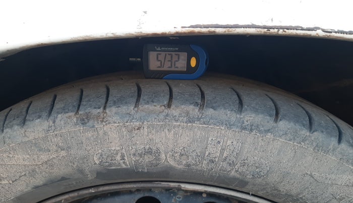 2009 Toyota Innova G4 2.5 8 STR, Diesel, Manual, 2,06,987 km, tyre