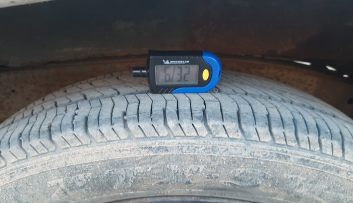 2009 Toyota Innova G4 2.5 8 STR, Diesel, Manual, 2,06,987 km, tyre