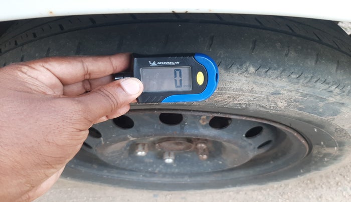 2009 Toyota Innova G4 2.5 8 STR, Diesel, Manual, 2,06,987 km, tyre