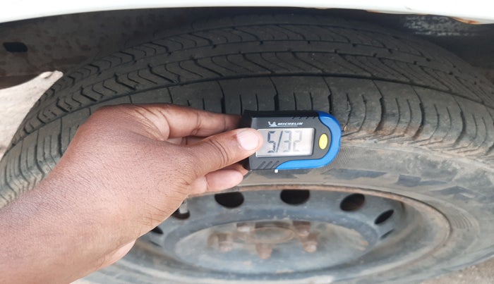 2009 Toyota Innova G4 2.5 8 STR, Diesel, Manual, 2,06,987 km, tyre