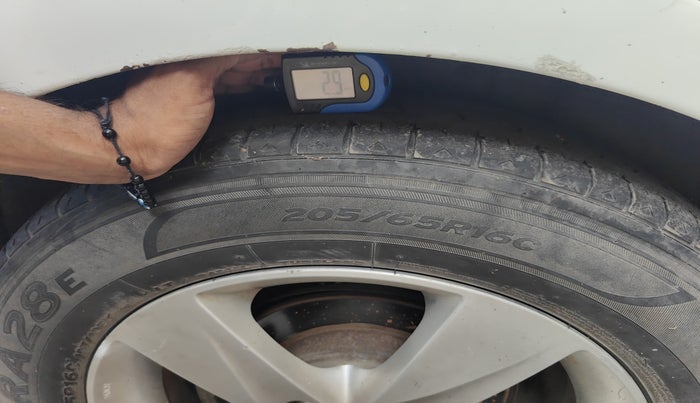 2013 Hyundai New Elantra 1.6 SX MT DIESEL, Diesel, Manual, 1,26,466 km, tyre