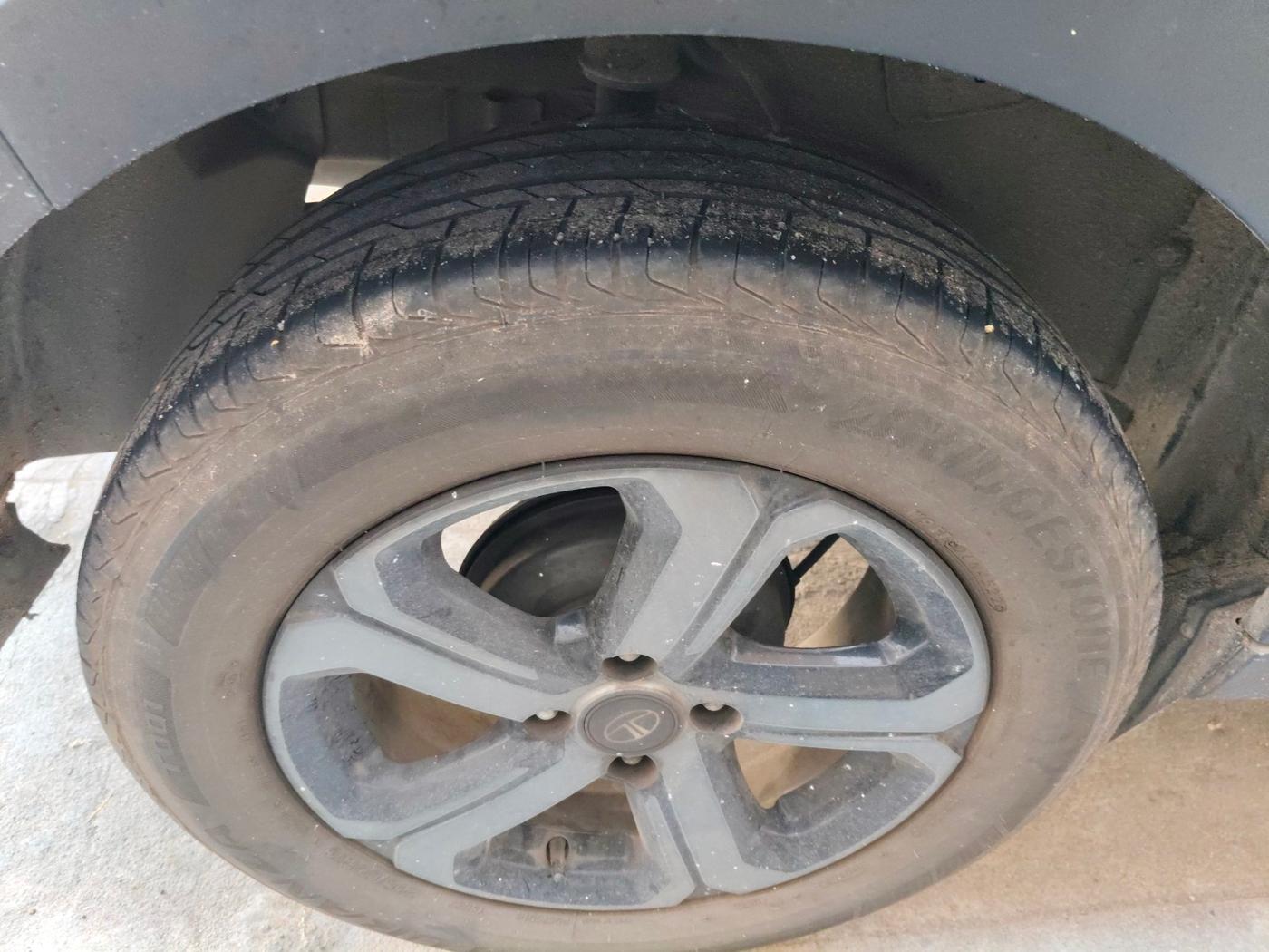 2022 Tata NEXON XZA PLUS (PREMIUM) KAZIRANGA DIESEL, Diesel, Automatic, 52,293 km, tyre