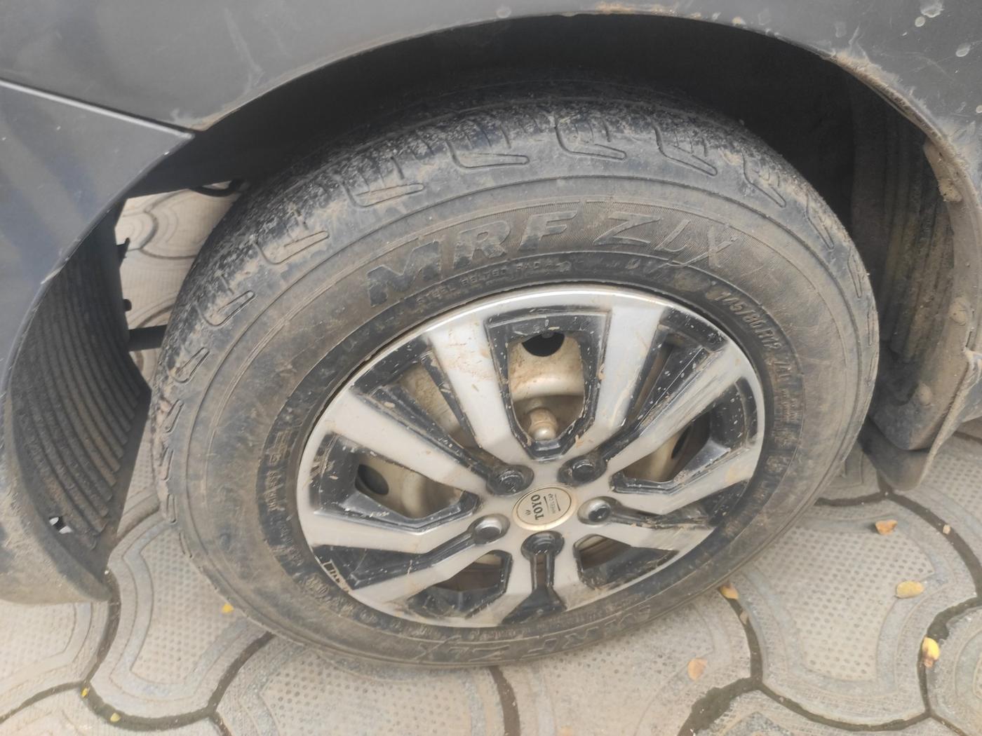 2017 Hyundai Eon ERA +, Petrol, Manual, 49,998 km, tyre