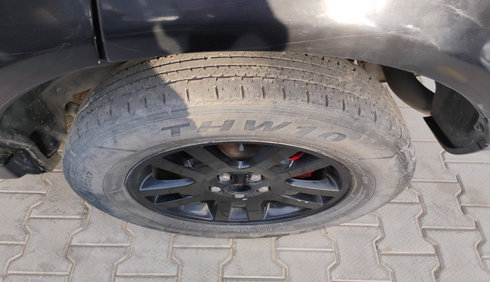 2012 Landrover Freelander 2 SD4 HSE, Diesel, Automatic, 2,66,032 km, tyre