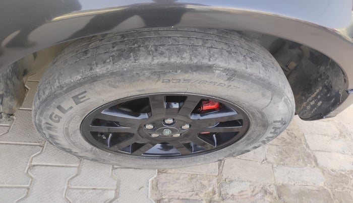 2012 Landrover Freelander 2 SD4 HSE, Diesel, Automatic, 2,66,032 km, tyre