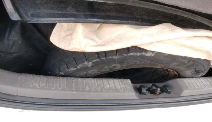 2013 Hyundai i10 MAGNA 1.1, Petrol, Manual, 1,14,148 km, tyre