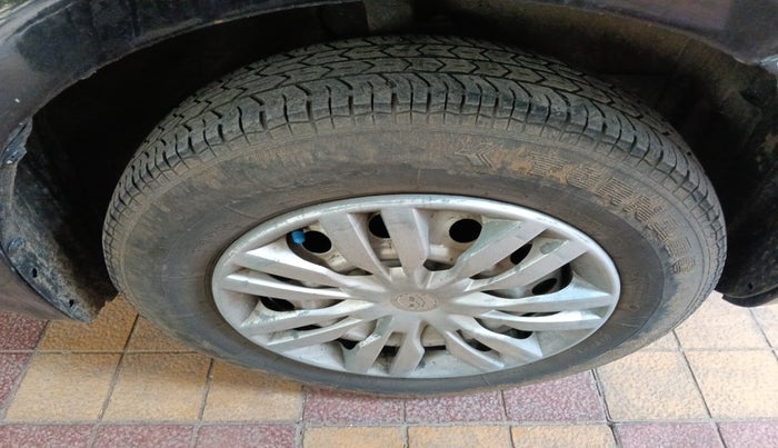 2010 Maruti Swift Dzire LXI, Petrol, Manual, 1,42,360 km, tyre