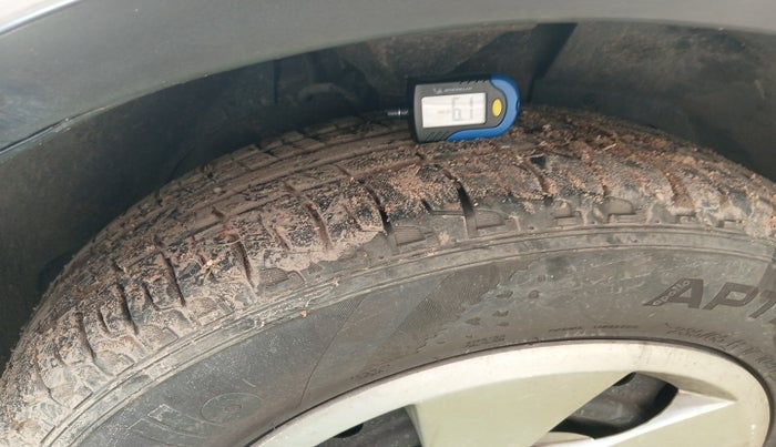 2014 Mahindra XUV500 W6, Diesel, Manual, 8,86,443 km, tyre