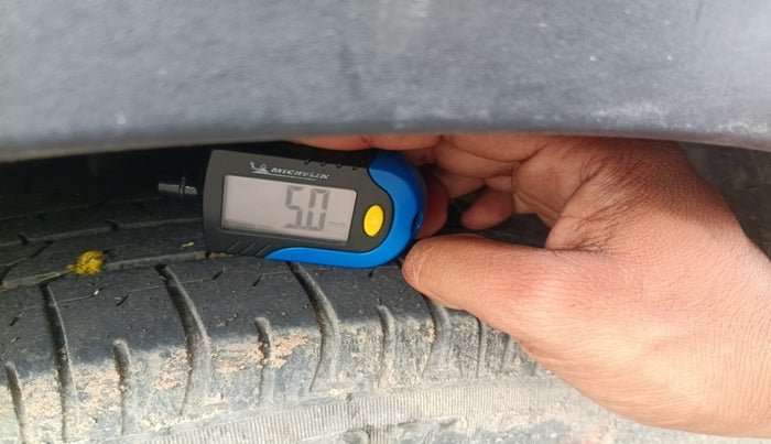 2019 Mahindra XUV300 W6 1.5 DIESEL, Diesel, Manual, 1,03,969 km, tyre
