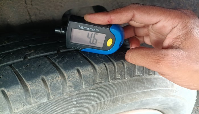 2019 Mahindra XUV300 W6 1.5 DIESEL, Diesel, Manual, 1,03,969 km, tyre