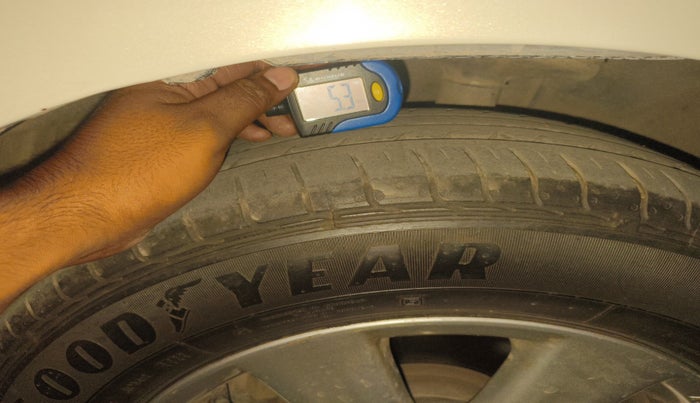 2011 Toyota Corolla Altis G AT PETROL, Petrol, Automatic, 1,52,098 km, tyre