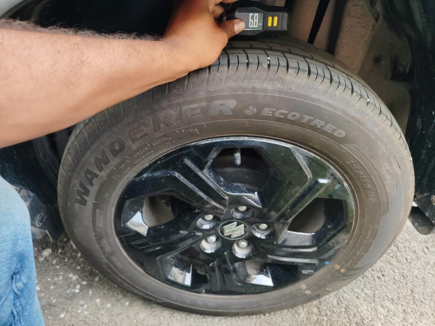 2024 Maruti BREZZA ZXI AT SMART HYBRID, Petrol, Automatic, 2,581 km, tyre