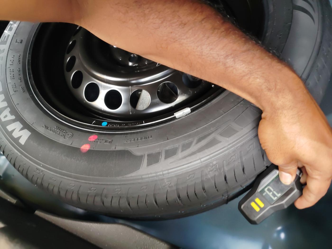 2024 Maruti BREZZA ZXI AT SMART HYBRID, Petrol, Automatic, 2,581 km, tyre