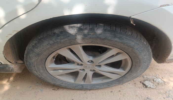 2012 Hyundai Santa Fe 2 WD, Diesel, Manual, 3,19,622 km, tyre