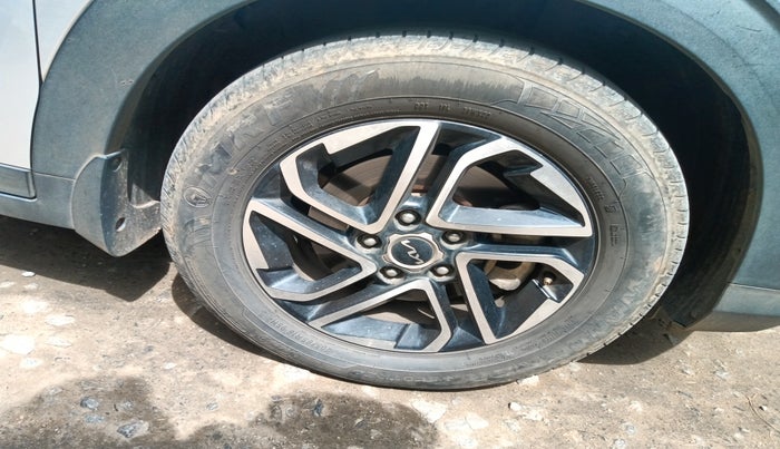 2022 KIA CARENS LUXURY PLUS 1.4 PETROL DCT 7 STR, Petrol, Automatic, 42,385 km, tyre
