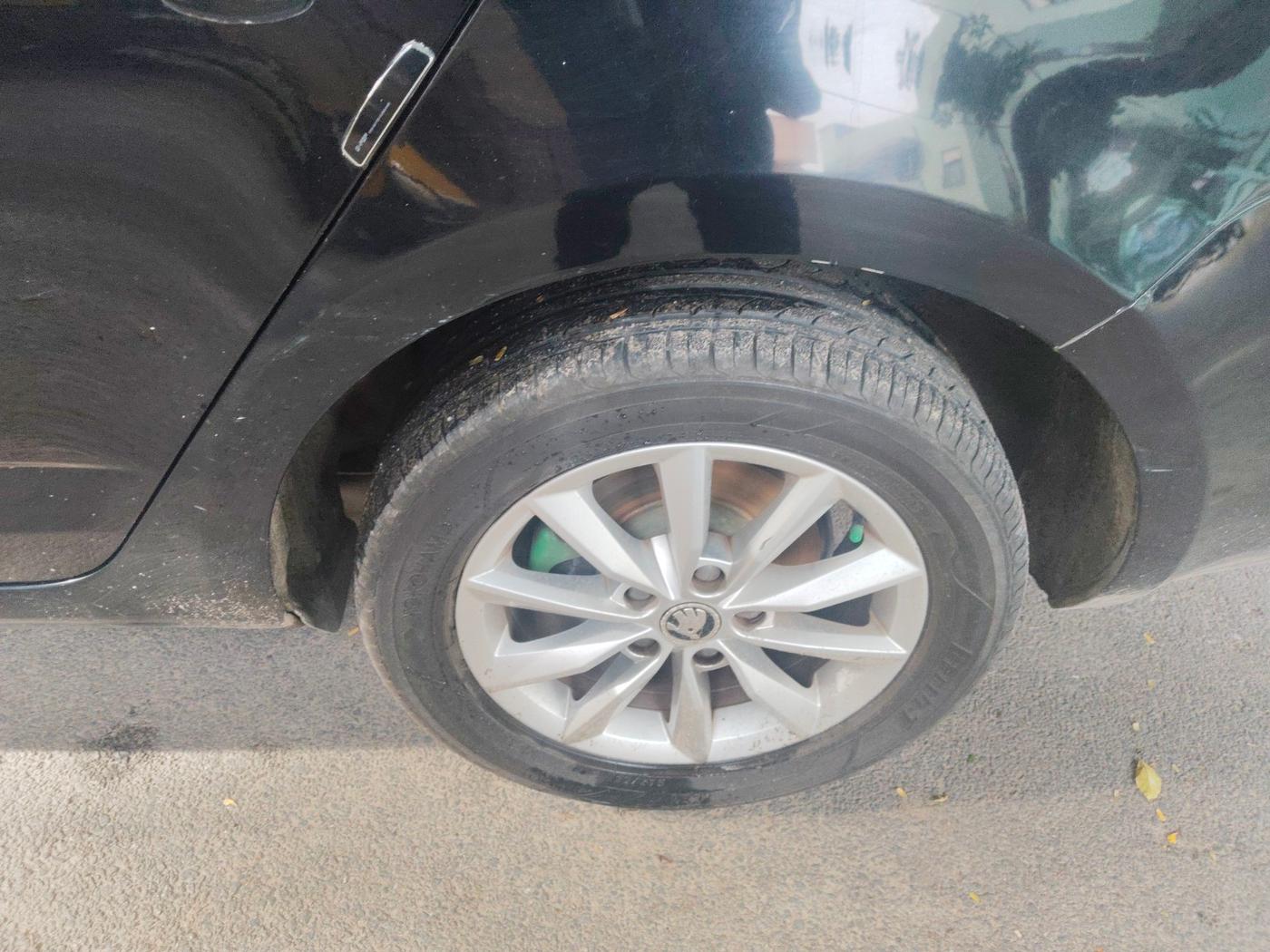2017 Skoda Octavia STYLE 1.8 TSI AT, Petrol, Automatic, 1,18,139 km, tyre