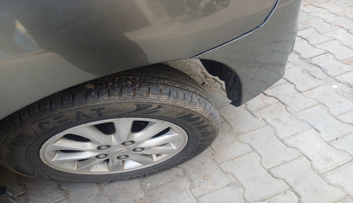 2014 Toyota Innova 2.5 VX 8 STR, Diesel, Manual, 2,01,625 km, tyre