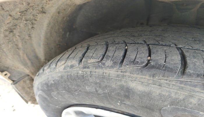 2015 Renault Duster 85 PS RXE DIESEL, Diesel, Manual, 2,17,989 km, tyre